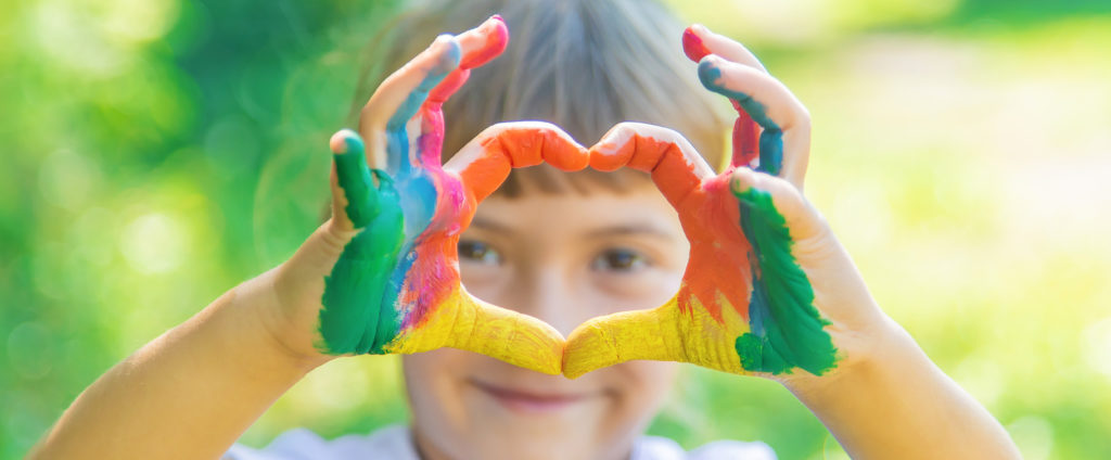 Enfant aux mains colorées